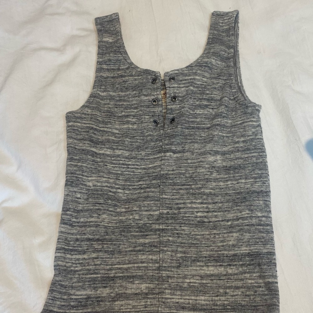 hollister front notch tank size XS
